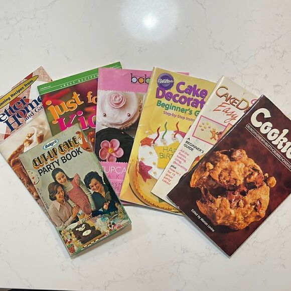 Vintage cookie and cake baking and decorating booklets.  7 booklets total. - Picture 1 of 5